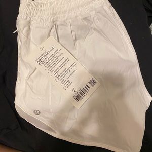 NWT Lululemon Hotty Hot Short 4”, size 6 in White